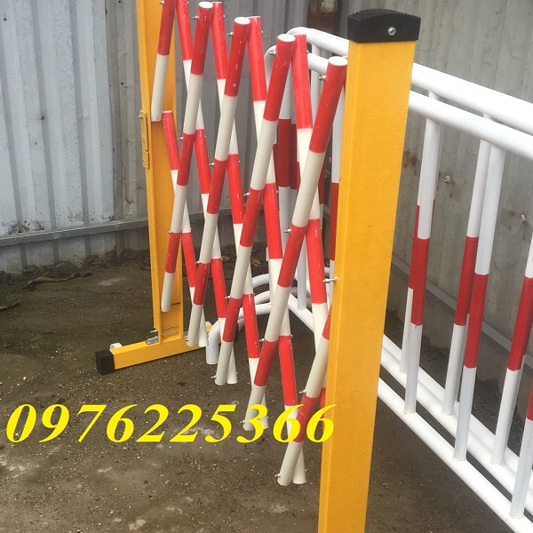 Hàng rào xếp sắt có bánh xe