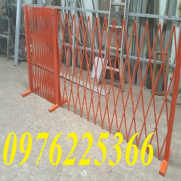 Hàng rào xếp sắt có bánh xe