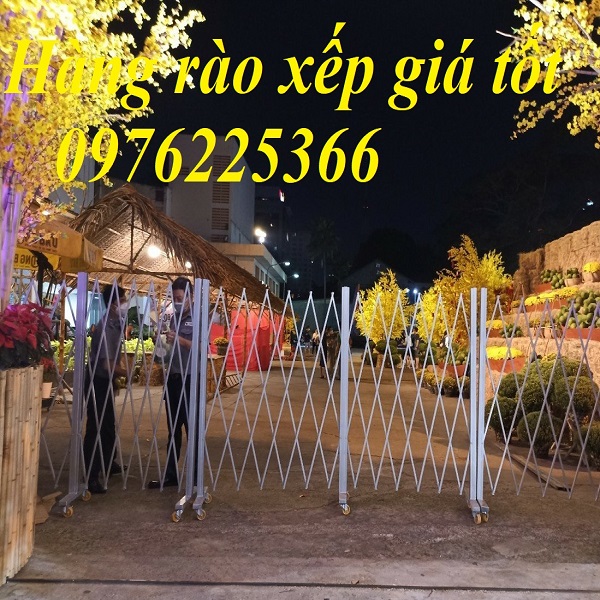 Hàng rào xếp sắt có bánh xe