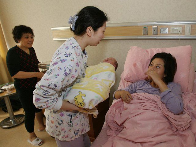 Người chăm sinh nuôi đẻ tại bệnh viện và ở nhà giá tốt