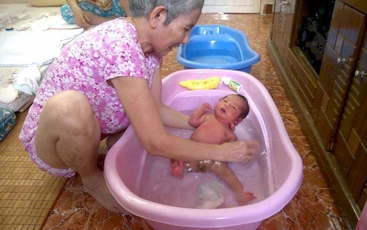 Người chăm sinh nuôi đẻ tại bệnh viện và ở nhà giá tốt