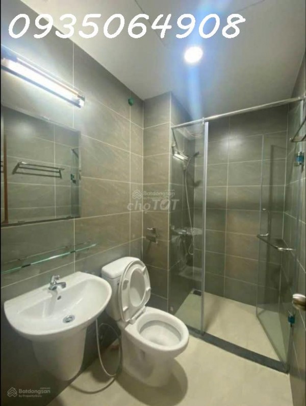 Bán căn hộ 2pn,2wc, 61m2, 2 ty1 , mặt tiền phạm thế hiển q.8