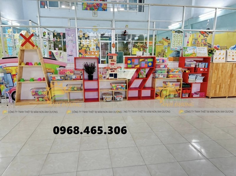 Kệ gỗ mầm non 3 tầng, kệ gỗ montessorie mầm non