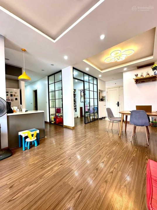 Bán gấp chung cư Eco Green Nguyễn Xiển, căn góc, 100m2, 3 ngủ, view đẹp, giá 6,35 tỷ