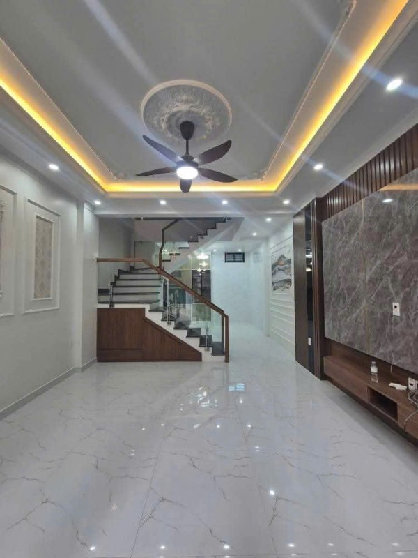 BÁN TÒA KHÁCH SẠN TRÊN PHỐ TUYẾN NGUYỄN CHÍ THANH KINH DOANH SẦM UẤT. 5200M2 SỬ DỤNG 320TY. KIM MÃ,