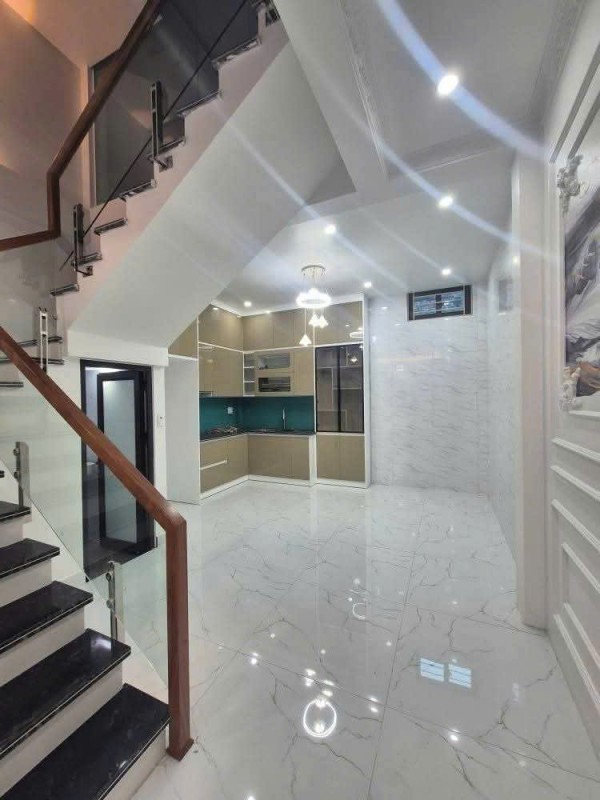 BÁN TÒA KHÁCH SẠN TRÊN PHỐ TUYẾN NGUYỄN CHÍ THANH KINH DOANH SẦM UẤT. 5200M2 SỬ DỤNG 320TY. KIM MÃ,