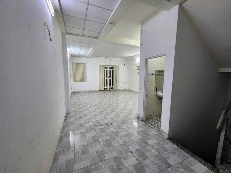 Cho thuê Mặt bằng ngay mặt tiền Đường Trường Chinh, P15, Tân Bình (ngay Phạm Văn Bạch)