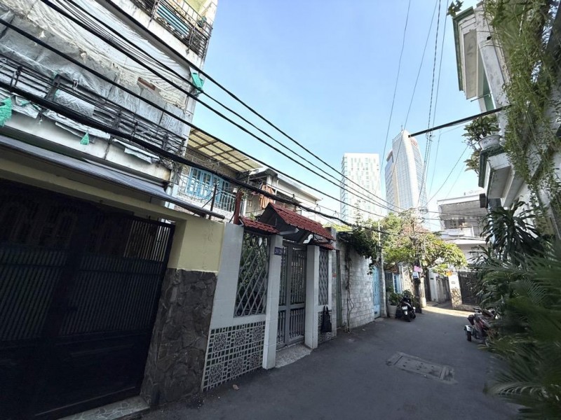 BÁN ĐẤT TẶNG NHÀ - MT SIÊU KHỦNG - GÍA CỰC RẺ - KHAI THÁC LÀM CHDV - NHỈNH 13 TỶ