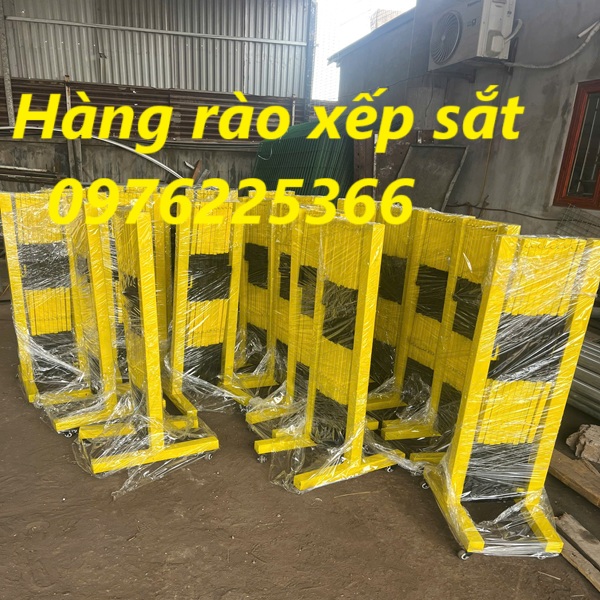 Hàng rào xếp sắt kéo tay di động