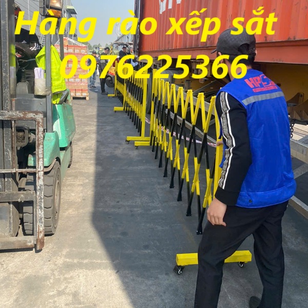 Hàng rào xếp sắt kéo tay di động