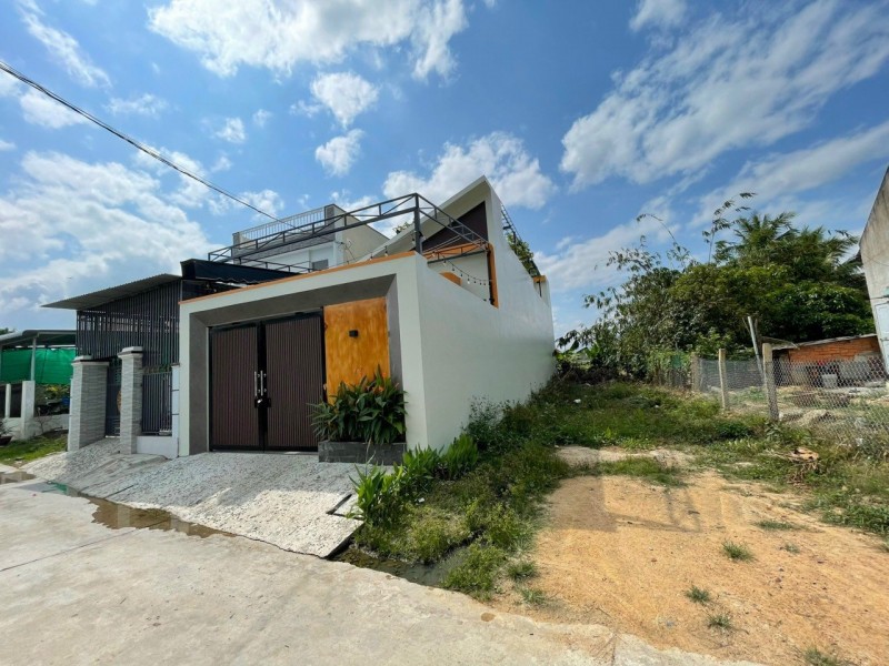 Bán lô đất ở Ninh Quang - Ninh Hoà 
dt 110,5m2 giá bán 890 tr lh Trần Yên Trinh