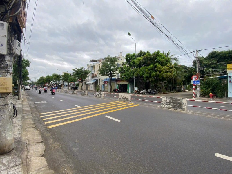 Bán nhà mặt tiền Lê Hồng Phong , Nha Trang .
Diện tích 130m bán 10,5 tỷ Trương Minh Nhật