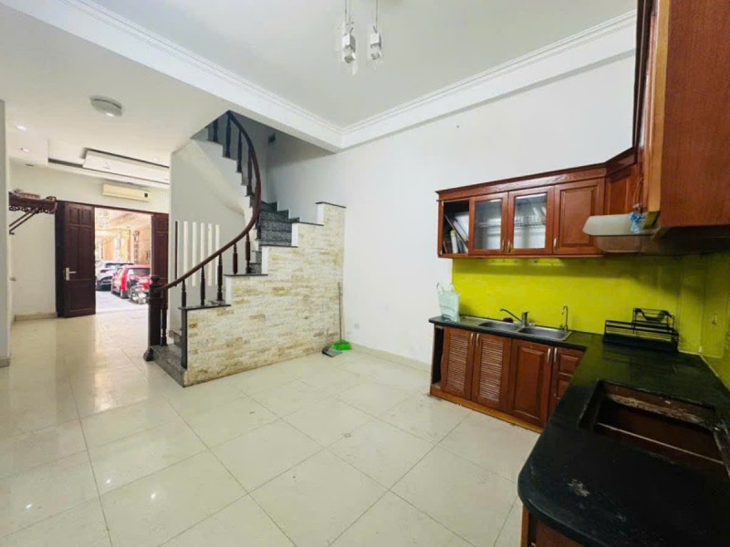 PL TRẦN QUỐC HOÀN Ô TÔ TRÁNH - KINH DOANH DT 40m2 3 tầng mt 4m Giá 13.9 tỷ