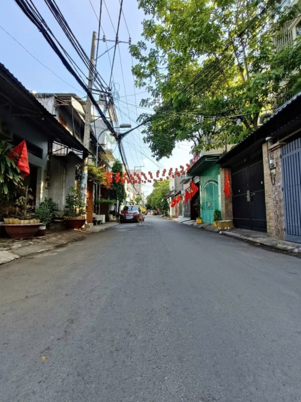 Bán nhà  Cấp 4, Hẻm xe hơi 8m Lê Văn Quới, DT: 8x20m, tiện xây, giá 13.9 tỷ.