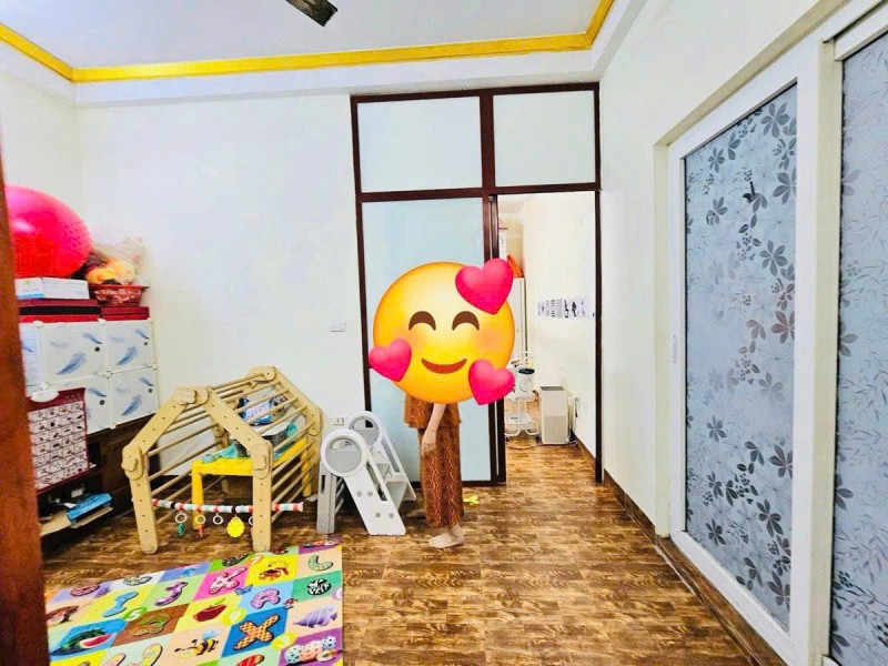 NGÕ 318 ĐÊ LA THÀNH LÔ GÓC - KINH DOANH NHỎ - NGÕ THÔNG DT 40m2 5T x MT 4.8m Giá 9.5 tỷ