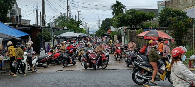 Chính chủ cần bán gấp lô đất kinh doanh buôn bán sầm uất đường 15m trục chính vào KCN Điện Ngọc