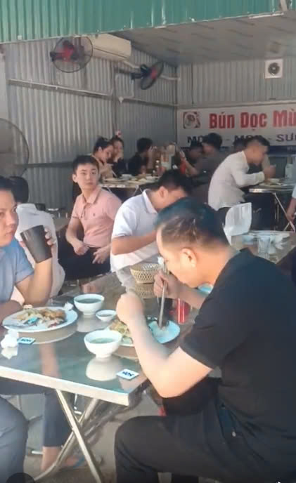 SANG NHƯỢNG QUÁN CƠM TẠI DỊCH VỌNG HẬU, CẦU GIẤY, HÀ NỘI