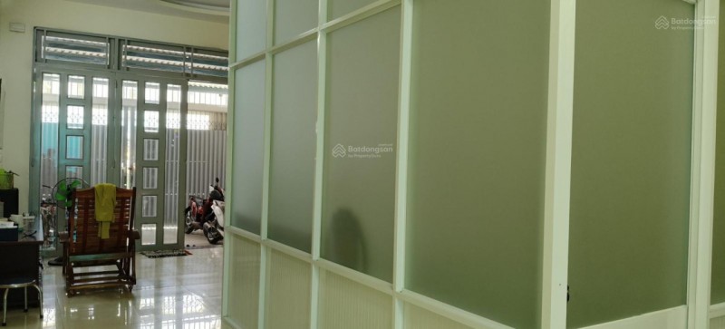 Bán nhà phố đúc 3 tầng, mặt tiền đường 10 m, đất 108.6 m2 (5mx21m), KDC sầm uất, đầy đủ tiện nghi