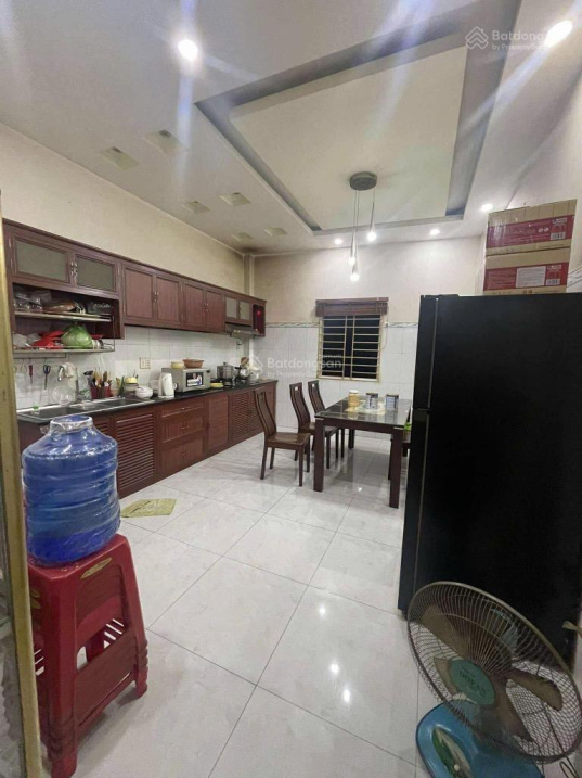 Mặt tiền kinh doanh Quận 8 ngay cầu Chà Và, 3 tầng 90m2 không lộ giới, hoàn công đủ