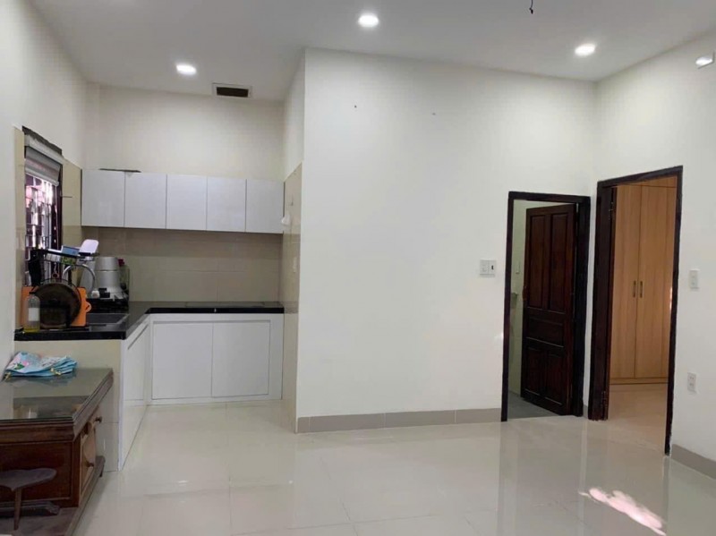 Bán Nhà 2 mặt tiền tổ 22 Hòn Chồng - Vĩnh Hải 
 Diện tích : 97,5m2 Giá chỉ : 3ty5 lh Trinh