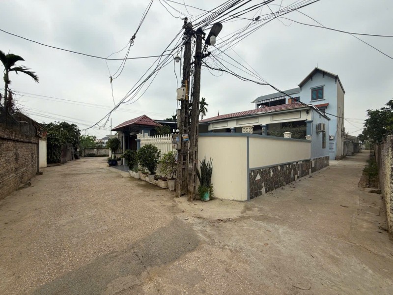 Hàng hot 126 m2 tại Đông Sơn - Chương Mỹ ngay gần đường 6 giá nhỉnh 3 tỉ 
- Lô góc mặt tiền = hậu