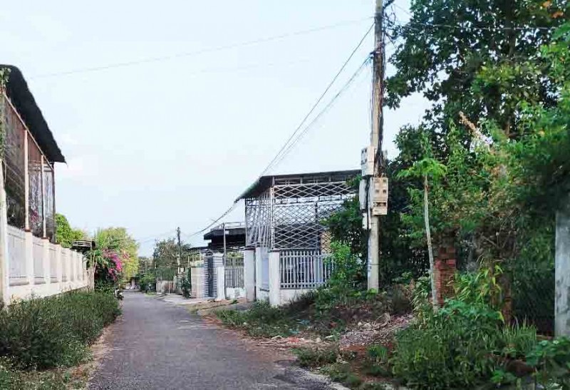 BÁN LÔ ĐẤT ĐẸP – VỊ TRÍ VÀNG HẺM CÁCH QUỐC LỘ 14: 500m– ĐỐI DIỆN KCN HÒA PHÚ - 775 TRIỆU
