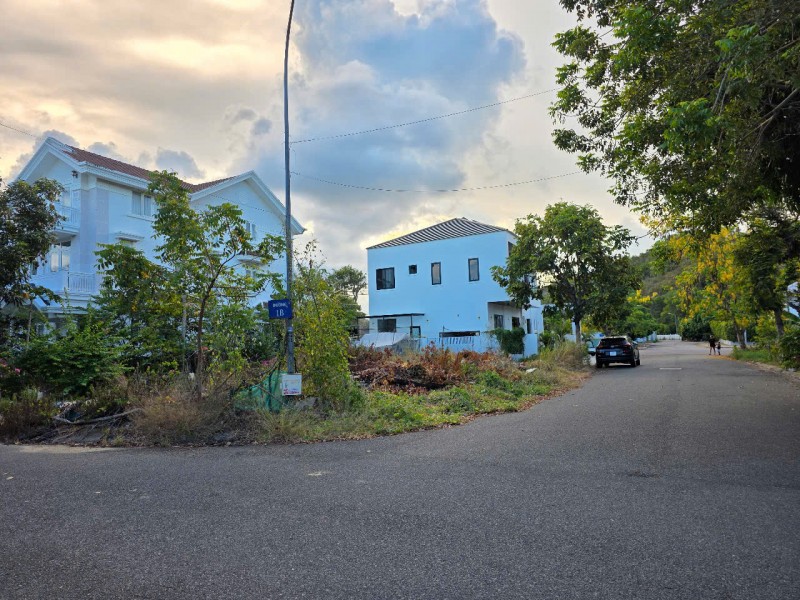 Bán đất 2 mặt tiền khu biệt thự biển An Viên - Nha Trang .
Diện tích 295m2 
Giá bán 47,2 tỷ Lh e