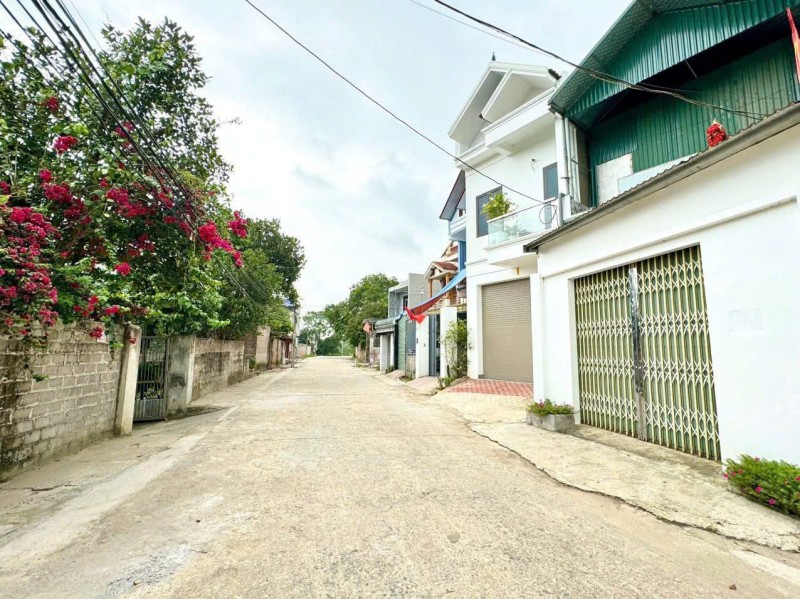 Siêu Phẩm  DT 118,7m. Mặt tiền= hậu 5m
- Vị trí: Tiên Trượng - Xã Thuỷ Xuân Tiên - Chương Mỹ - HN