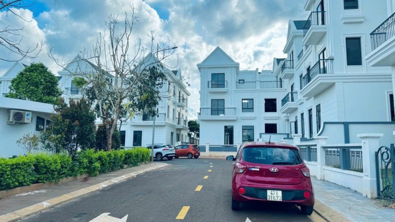 Biệt thự view hồ đã có sổ, 250m2, nhận nhà ngay