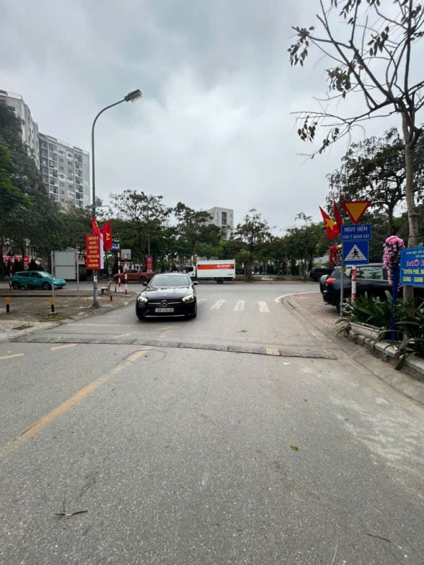 ĐẤT GIANG BIÊN -LONG BIÊN - VỊ TRÍ ĐẸP – Ô TÔ TRÁNH – GẦN HỒ – CẠNH VINHOMES