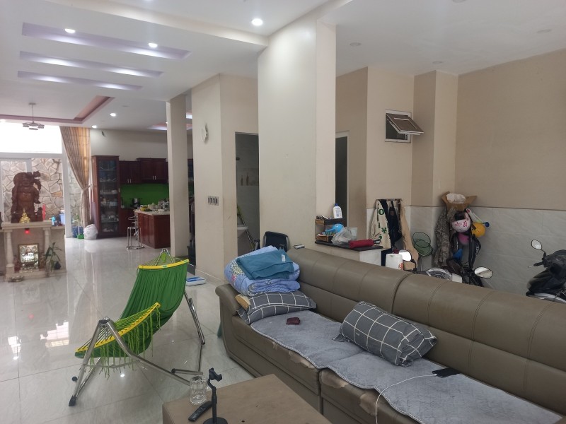 Bán nhà mặt phố Q.9, 140m², 3 tầng, 4PN, 9.35  tỷ, sổ hồng