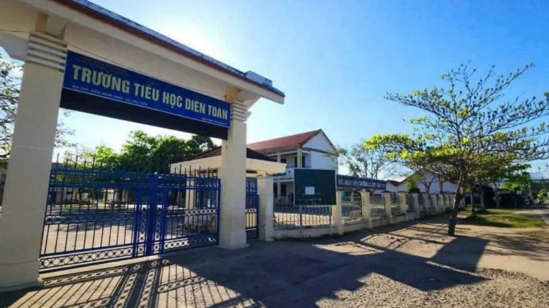 BÁN ĐẤT TẶNG NHÀ CẤP 4 ĐƯỜNG OTO GẦN BÊN TRƯỜNG TIỂU HỌC DIÊN TOÀN
- > 