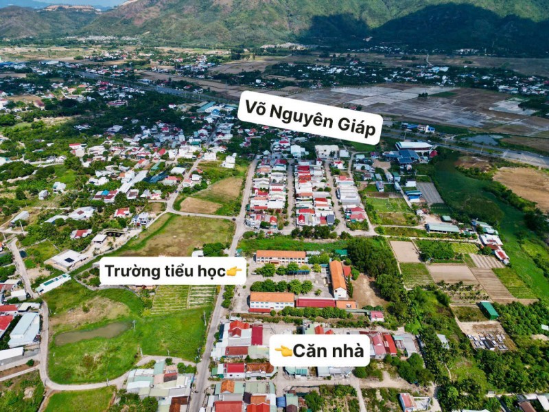 BÁN ĐẤT TẶNG NHÀ CẤP 4 ĐƯỜNG OTO GẦN BÊN TRƯỜNG TIỂU HỌC DIÊN TOÀN
- > 