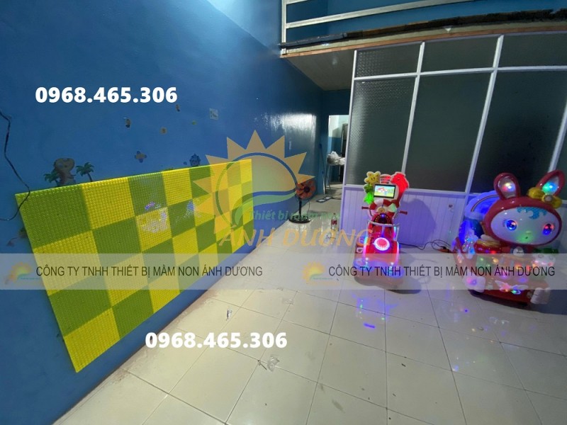 Bàn chơi lắp ghép lego trẻ em, tường gắn lego trẻ em