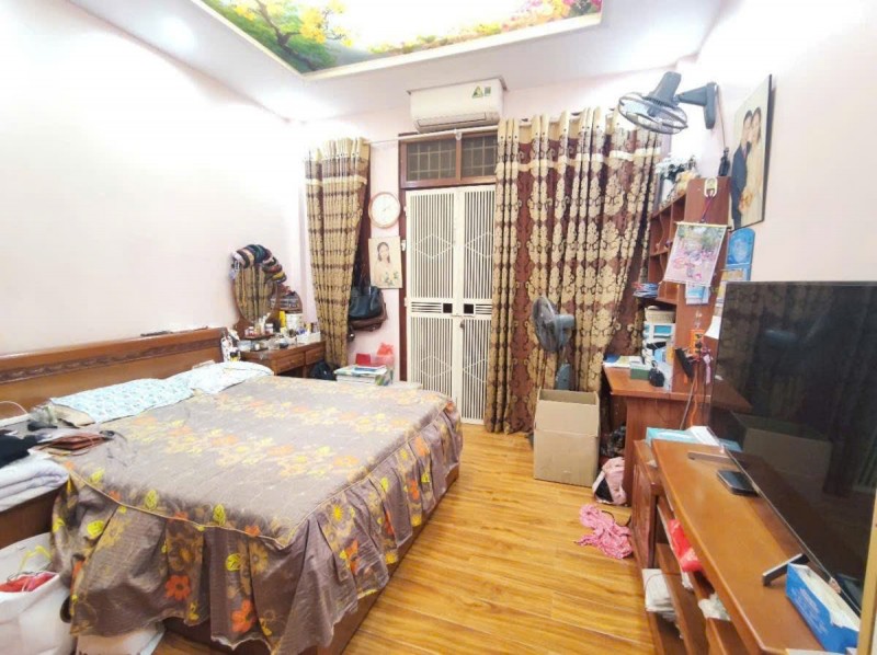 ĐỘI CẤN - NGÕ THÔNG RỘNG - NHÀ ĐẸP Diện Tích 46m2 5 tầng mặt tiền 3.9m Giá 13.9 tỷ