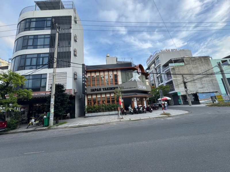 - Nguyễn Cơ Thạch Ngũ Hành Sơn, Toà căn hộ 5 tầng, , sát bãi tắm Sơn Thuỷ, thu nhập 60 triệu/tháng.