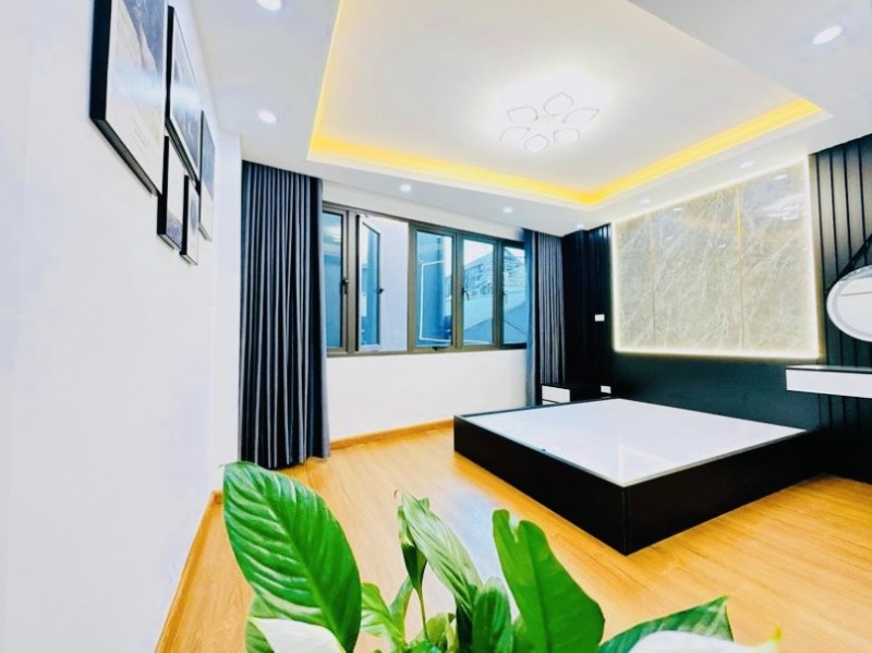 BÁN GẤP NHÀ ĐẸP - LÔ GÓC HOÀNG QUỐC VIỆT  40M X 5T Ô TÔ-  KD- 9.8 TỶ