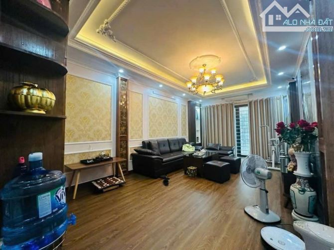 BÁN NHÀ TRUNG KÍNH CẦU GIẤY, PHÂN LÔ, ÔTÔ TRÁNH, SÁT PHỐ, CÓ THOÁNG SAU, 61M² GIÁ 15 TỶ