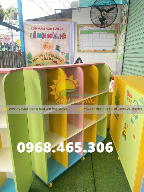 Kệ đựng cặp sách mầm non bằng gỗ MDF nhiều màu