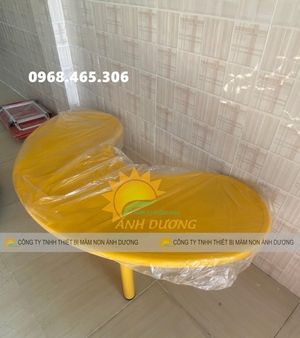 Bàn bán nguyệt mầm non nhập khẩu 4 màu 