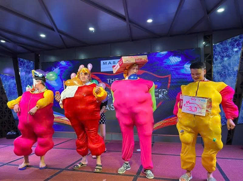 Chiếc áo khổng lồ , áo nhồi bóng vào trong , áo chơi gala 