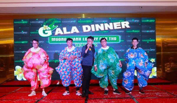 Chiếc áo khổng lồ , áo nhồi bóng vào trong , áo chơi gala 