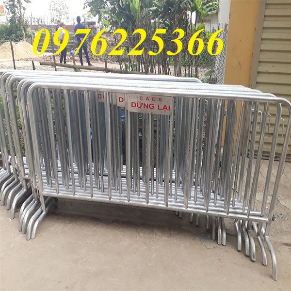 Giá hàng rào chắn di động khổ 1m x 2m