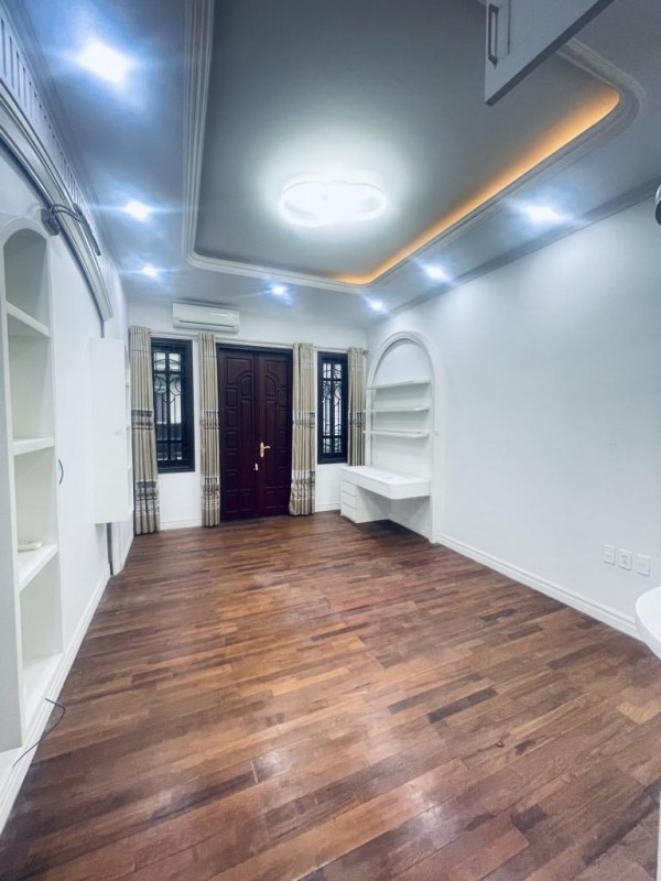 Bán nhà mặt phố Trần Thái Tông 56m2, 7 tầng, thang máy, lô góc 2 mặt ô tô tránh