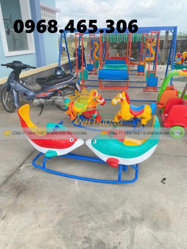 Bập bênh đôi 2 con cá trẻ em, bập bênh composite mầm non, bập bênh đế cong mầm non