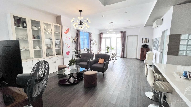 Bán căn hộ chung cư Phú Mỹ Thuận, 187m2, đầy đủ nội thất hiện đại, view sông, giá 4 tỷ
