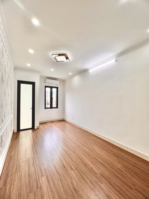 BÁN NHÀ GIA QUẤT LONG BIÊN, NHÀ MỚI-GẦN CHỢ-OTO-32M NHỈNH 5 TỶ