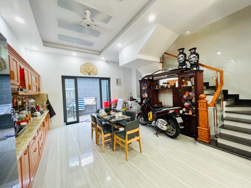 Bán nhà 4 tầng, 3PN đường Lê Đình Quản, Cát Lái, Q.2. TP HCM. DT 96m2, SH, giá 9.15 tỷ.