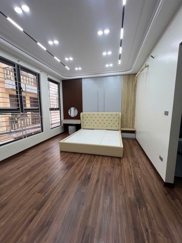 Sêu Hiếm- Bán nha Nguyễn Sơn 50m 5 tầng Gara thang máy full nội thất 17,5 tỷ( TL)