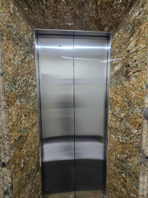 Tôi cho thuê nhà hai cửa đi, mới, Hoàng Cầu, 100m2x 4T vỉa hè 30 Tr